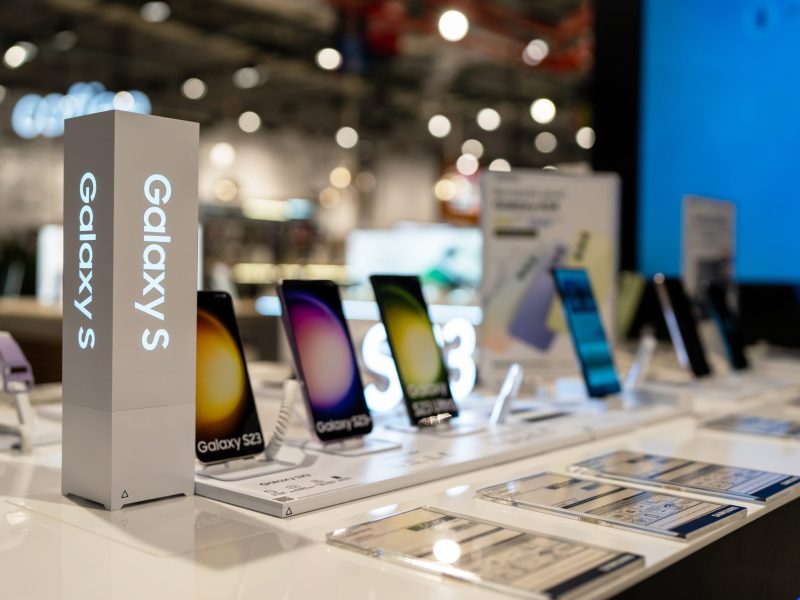 Mehrere Samsung-Handys in einer Auslage.