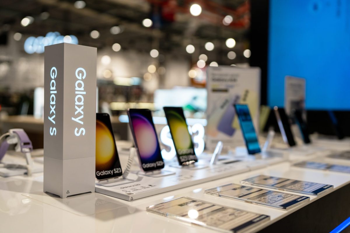 Mehrere Samsung-Handys in einer Auslage.