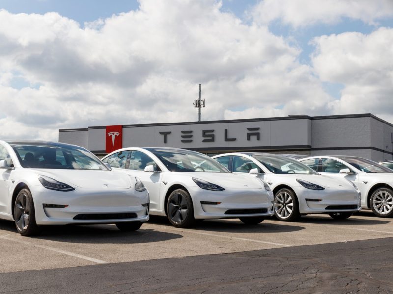 Tesla-Autos vor einem Autohaus