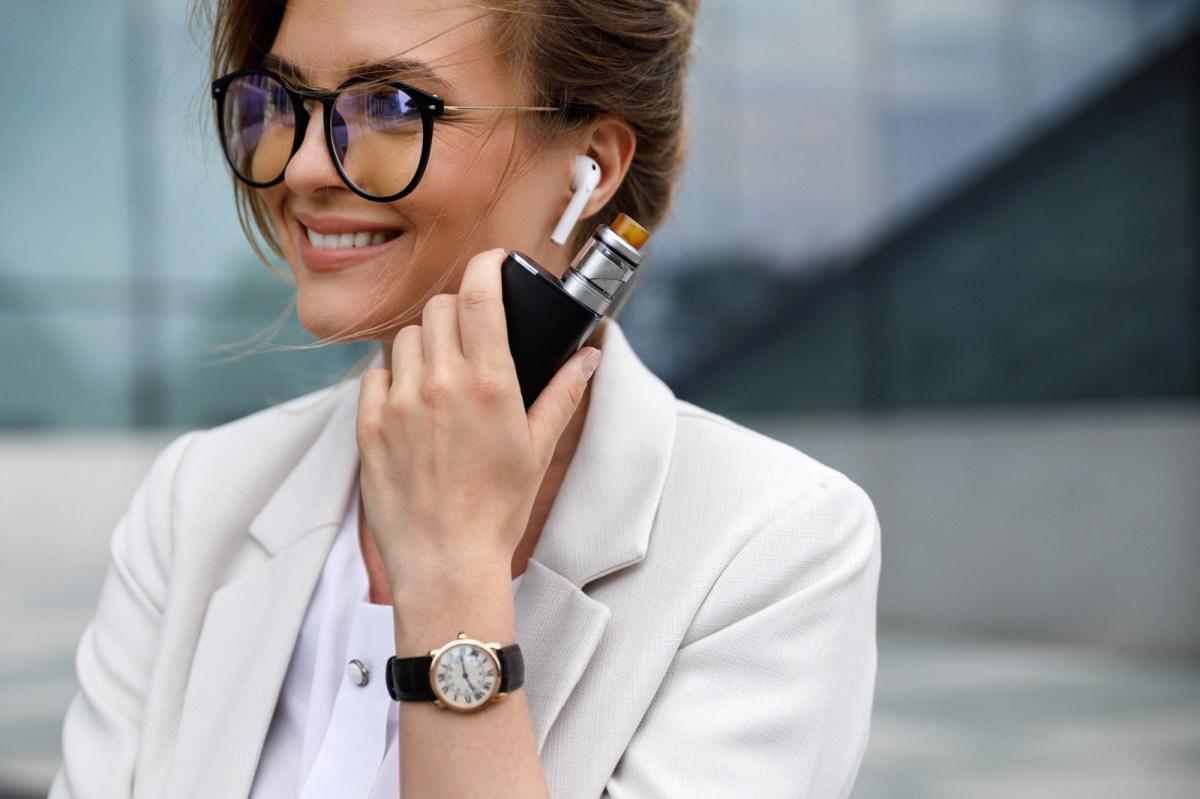 Frau hält eine E-Zigarette für Vaping in der Hand