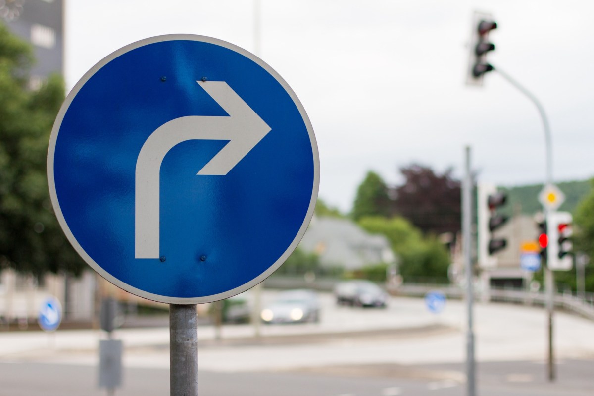 Ein Verkehrsschild am Straßenrand