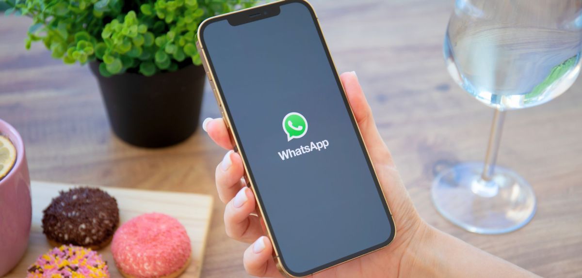 WhatsApp-Logo auf Smartphone