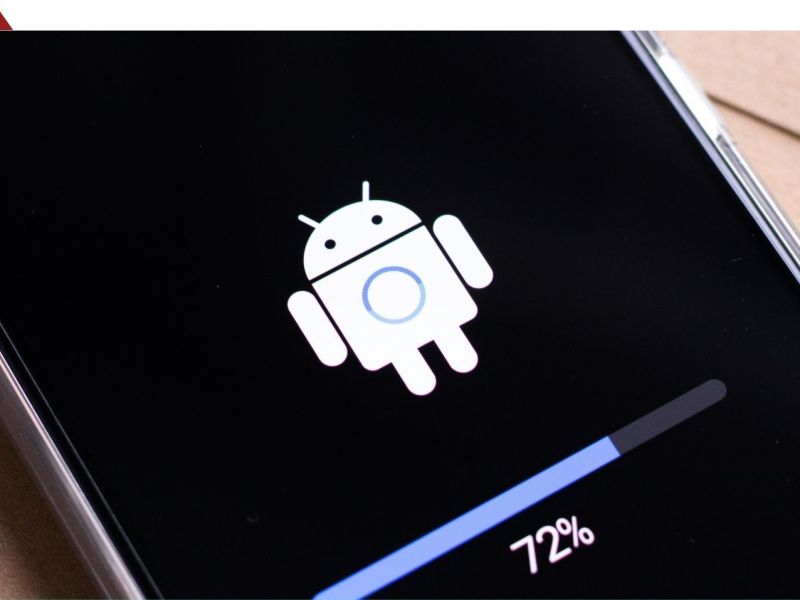 Android-Handy mit Ladebildschirm