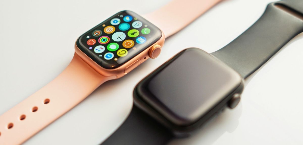 Zwei Apple Watches nebeneinander