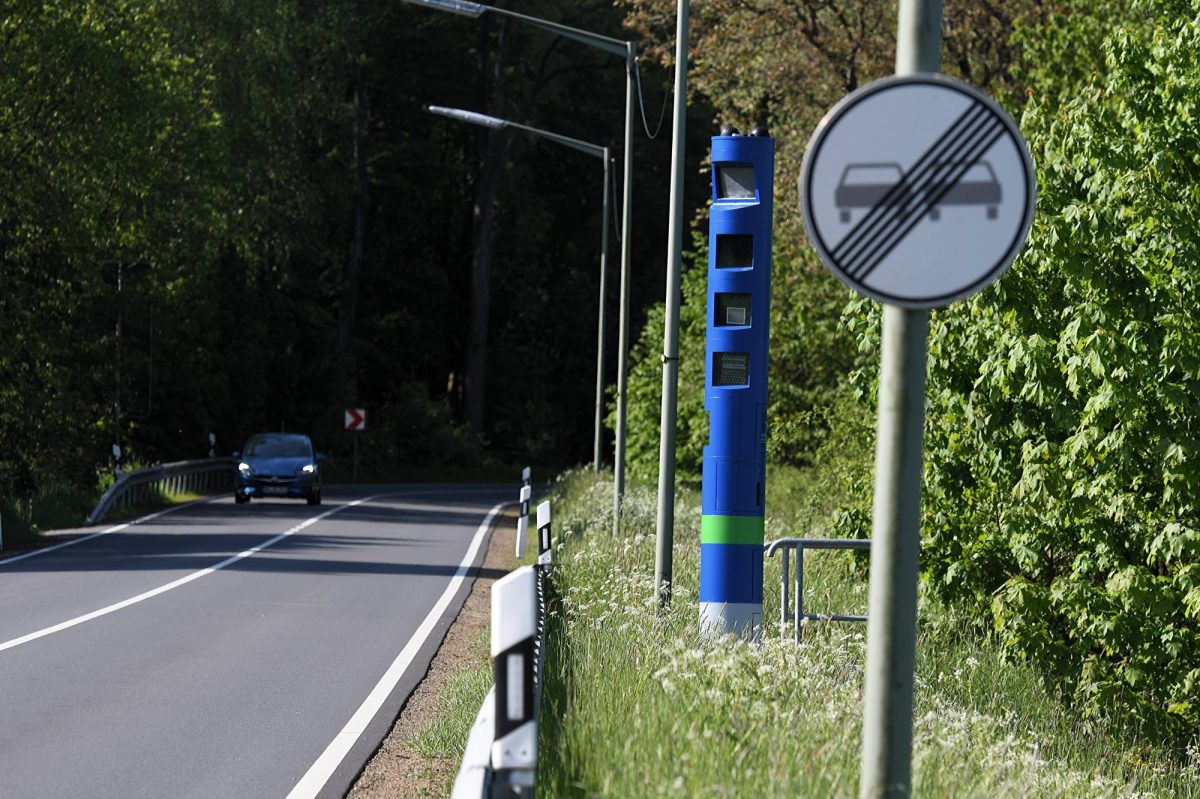 Mautkontrollsäule an einer Landstraße