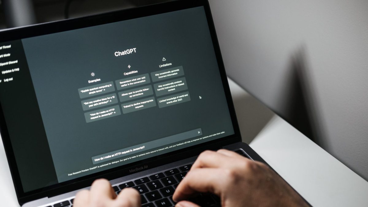 Hände bedienen ChatGPT am Laptop