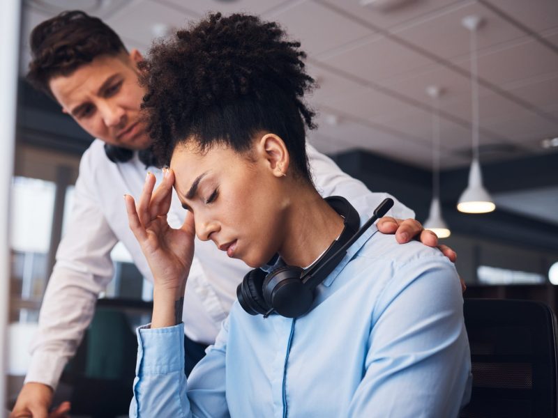 Frustrierte Callcenter-Mitarbeiterin wird vom Kollegen getröstet