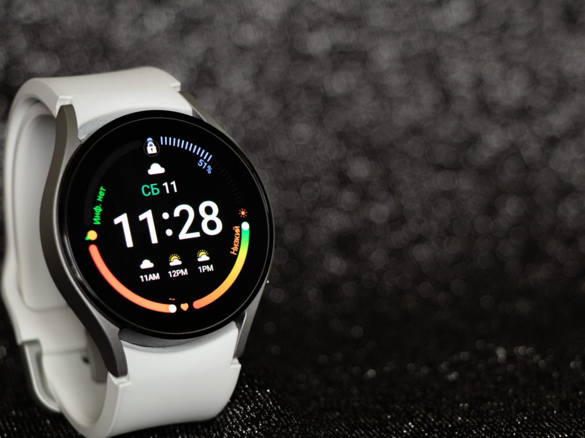 Samsung Galaxy Watch4 vor einem dunkelgrauen Hintergrund