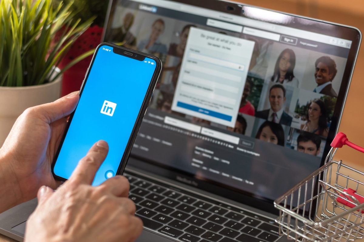 LinkedIn-Logo auf Handy und Laptop