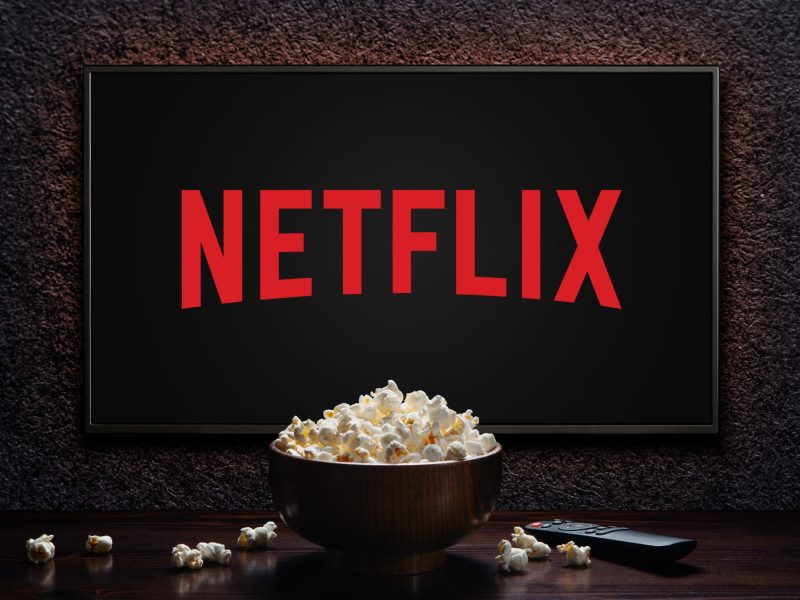 Netflix-Logo auf einem Fernseher