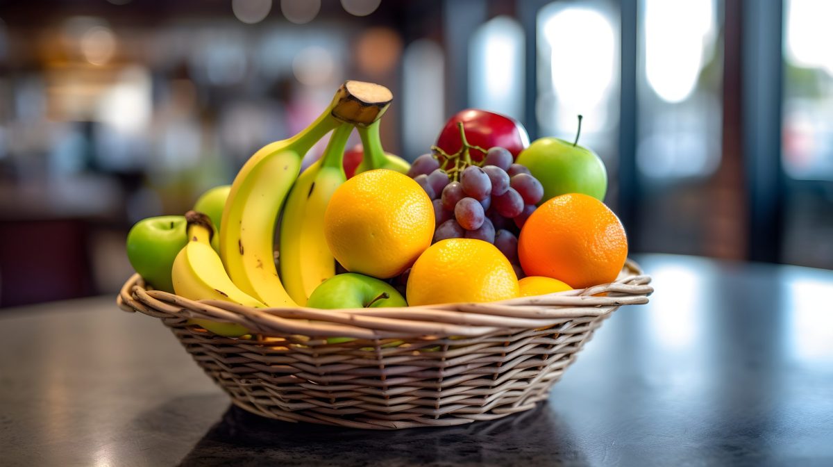 Obstkorb auf einer Küchentheke