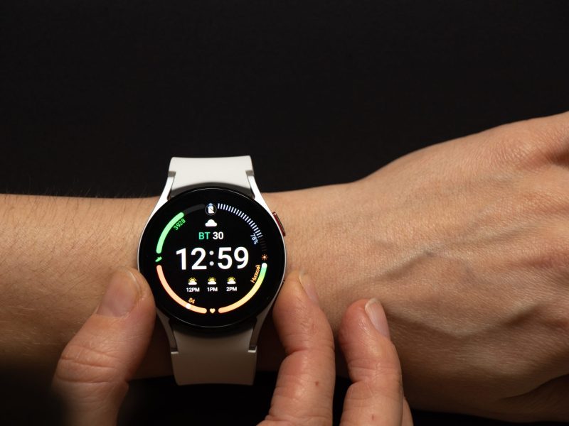 Nahaufnahme auf eine Samsung Galaxy Watch 4 an einem Handgelenk.