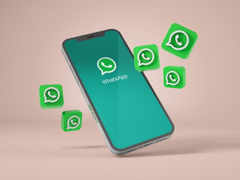 Smartphone zeigt WhatsApp-Symbol.
