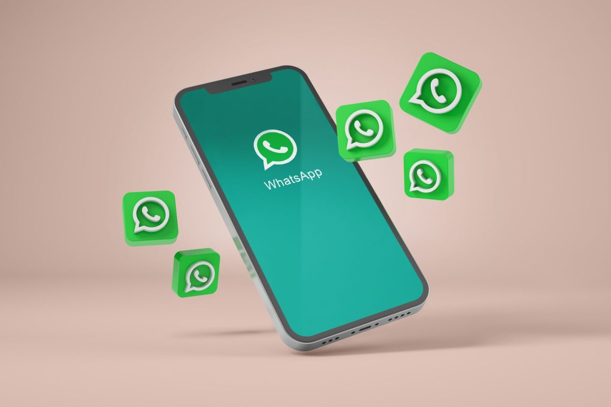 Smartphone zeigt WhatsApp-Symbol.