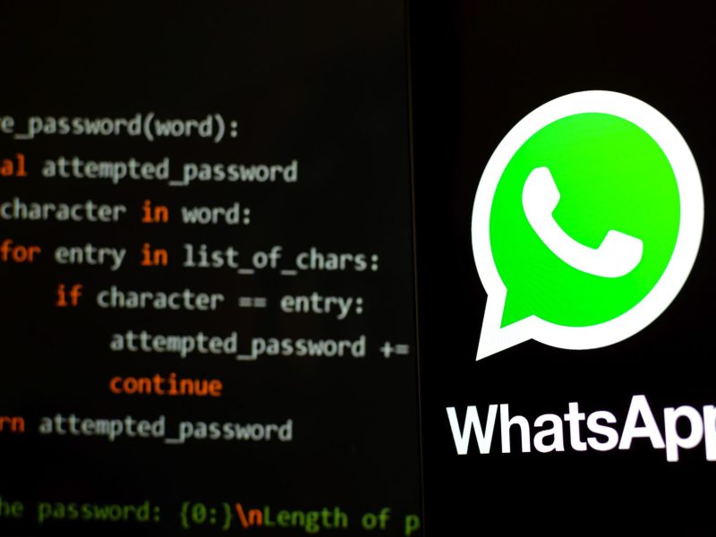 WhatsApp-Logo neben Code-Zeilen