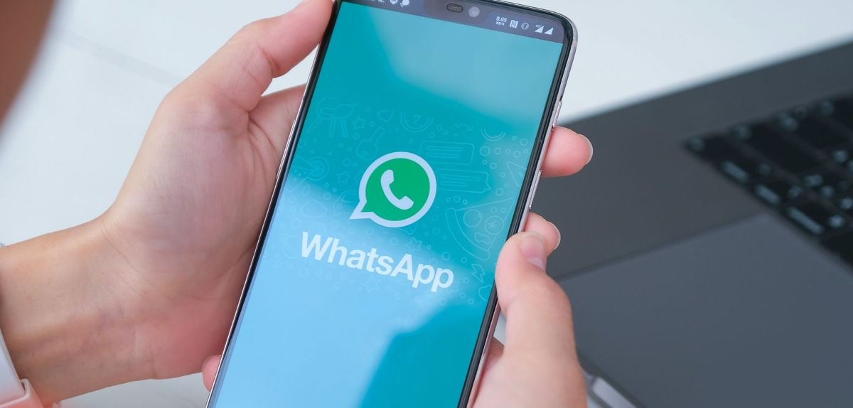 WhatsApp-Logo auf Smartphone