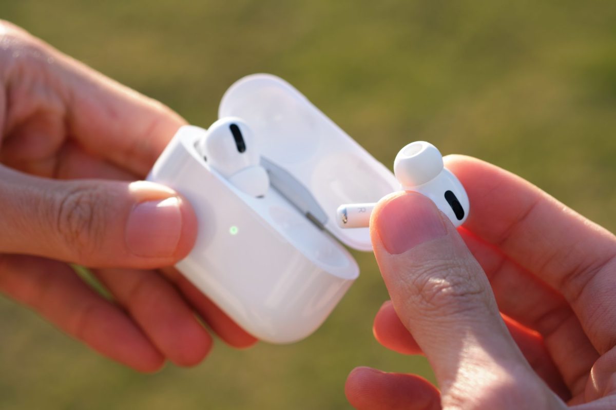 Person hält Apple Airpod aus dem Lade-Case.