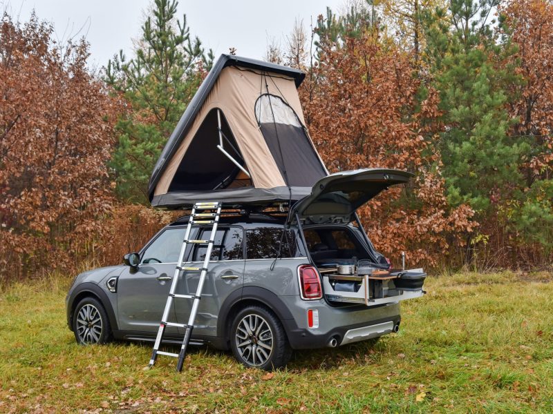 Ein Mini mit aufgespanntem Dachzelt fürs Auto.