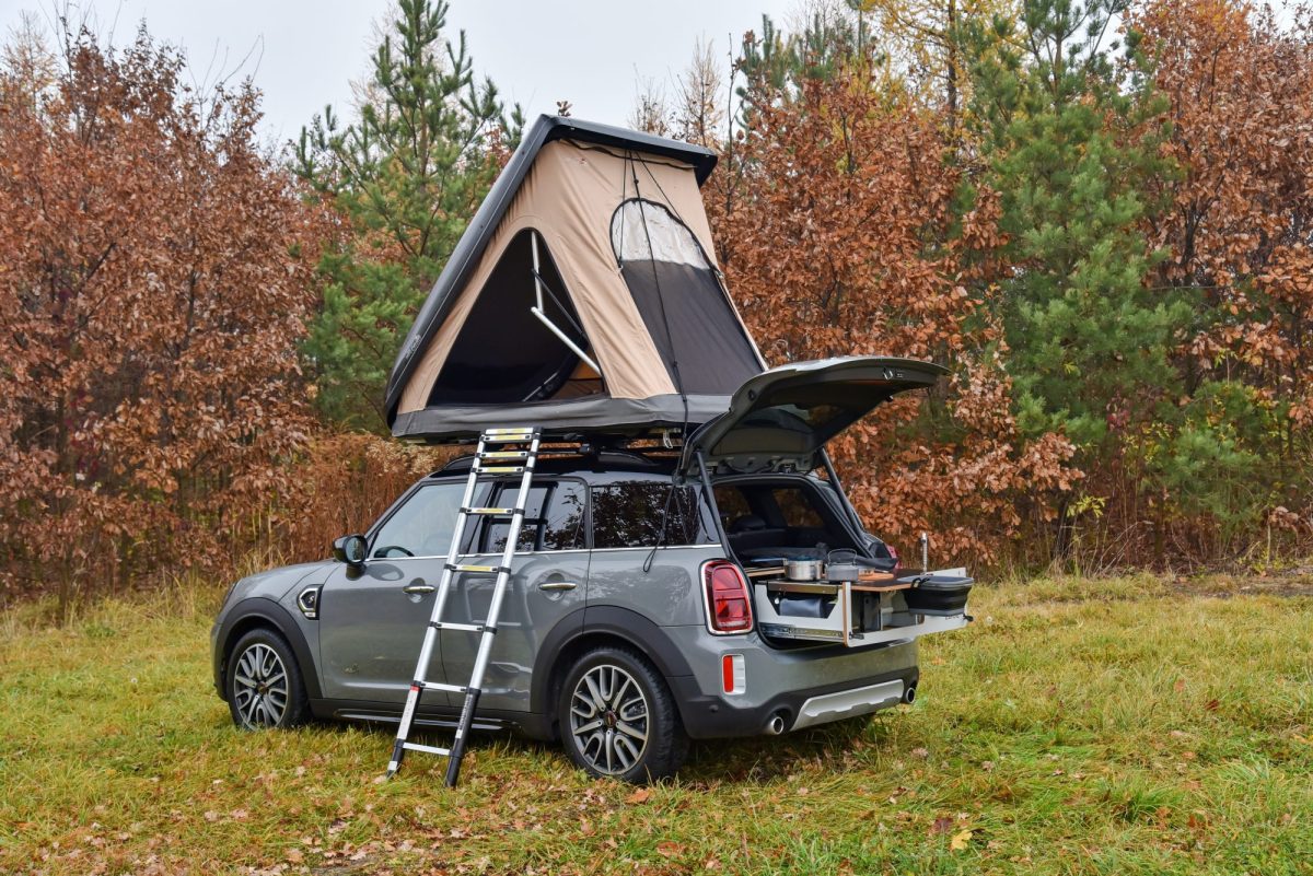 Ein Mini mit aufgespanntem Dachzelt fÃ¼rs Auto.