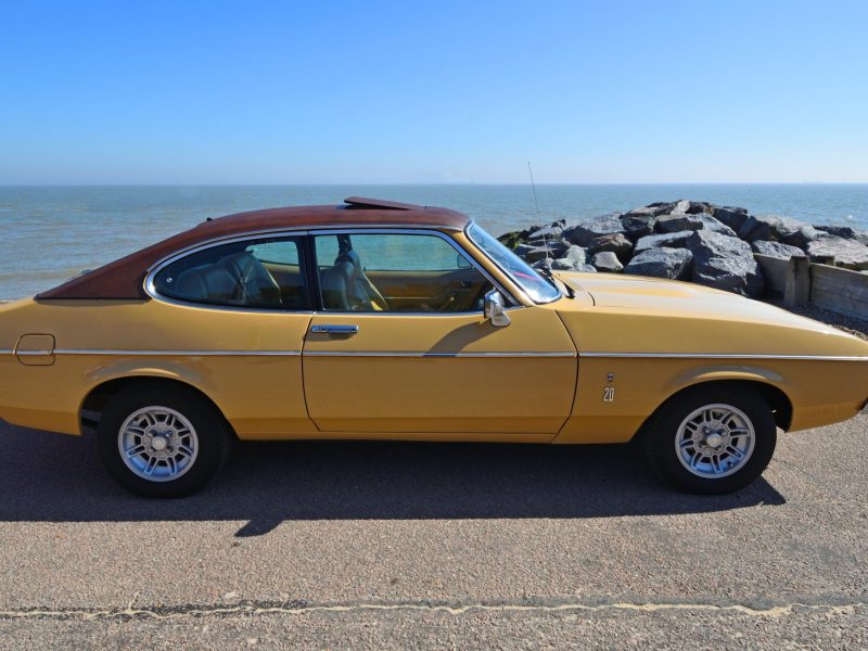 Ford Capri steht vor einem Meer und blauen Himmel