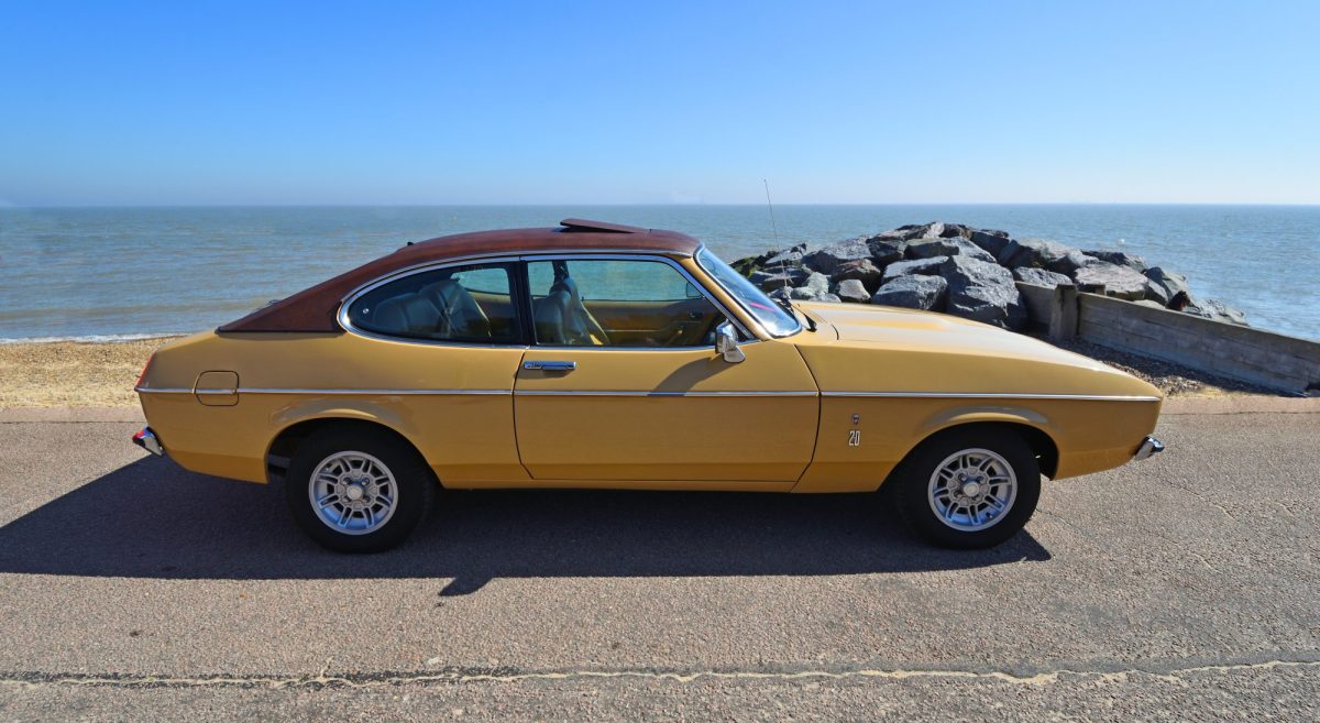 Ford Capri steht vor einem Meer und blauen Himmel