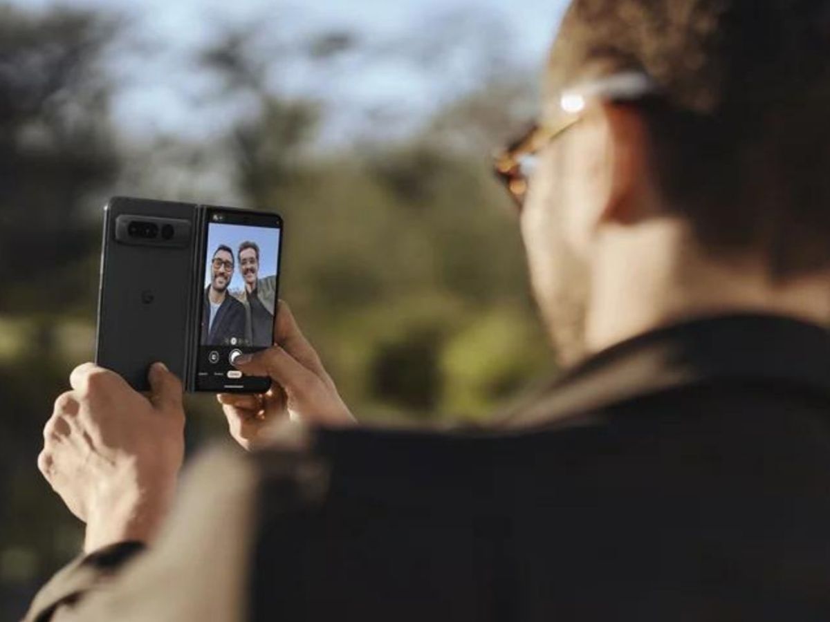 Zwei MÃ¤nner mit einem Google Pixel Fold