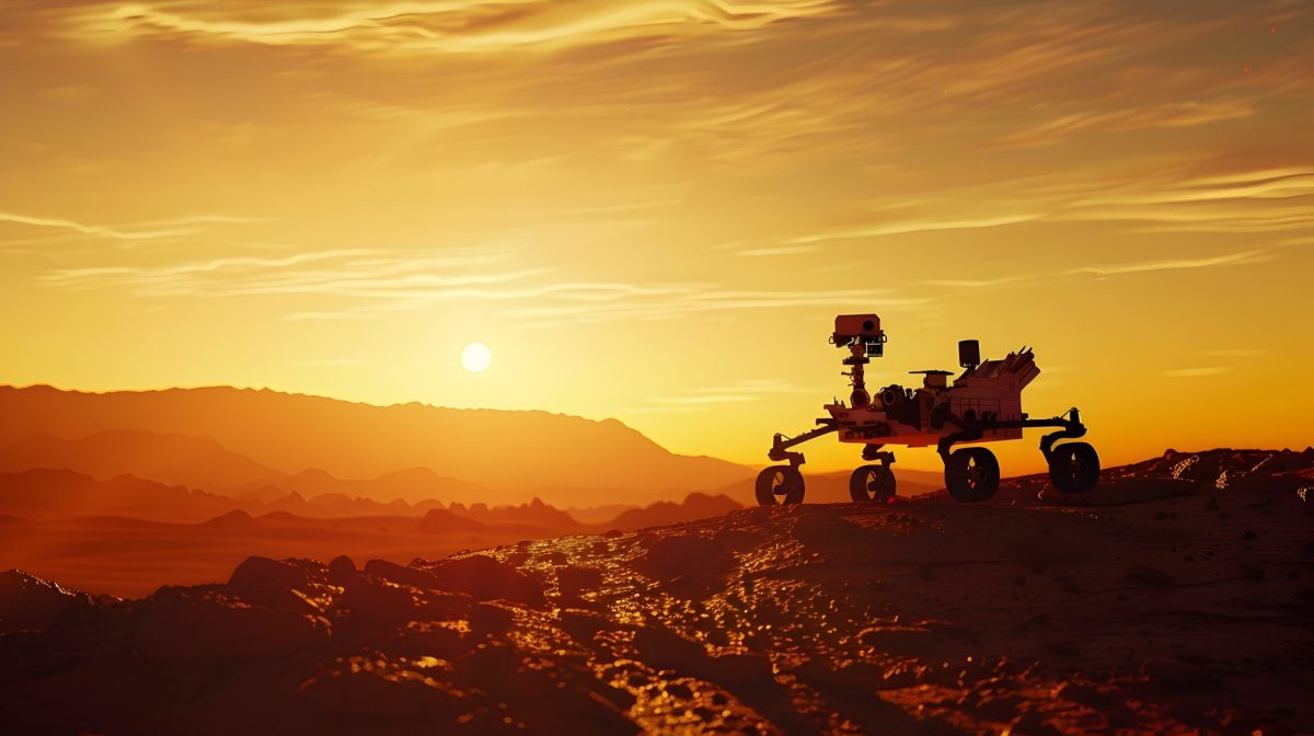 Mars-Rover vor einem Sonnenuntergang.