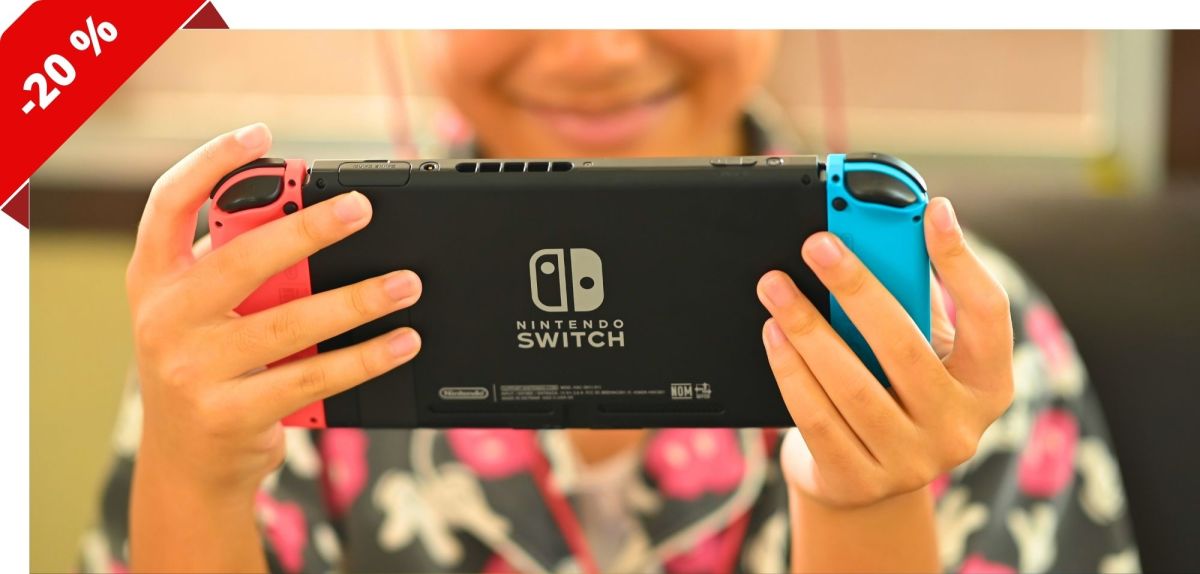 Person mit einer Nintendo Switch