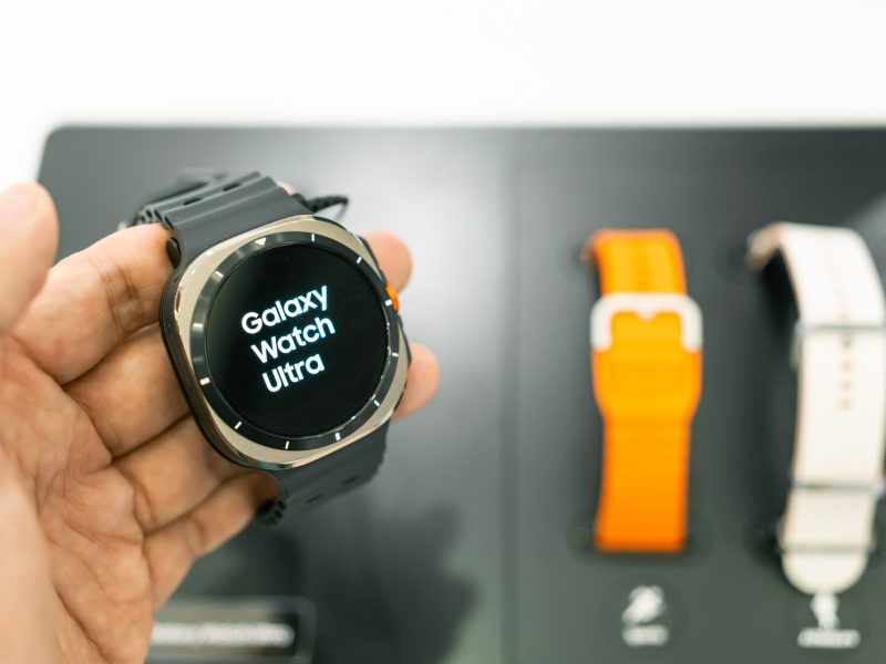 Hand hÃ¤lt Samsung Galaxy Watch7 Ultra.