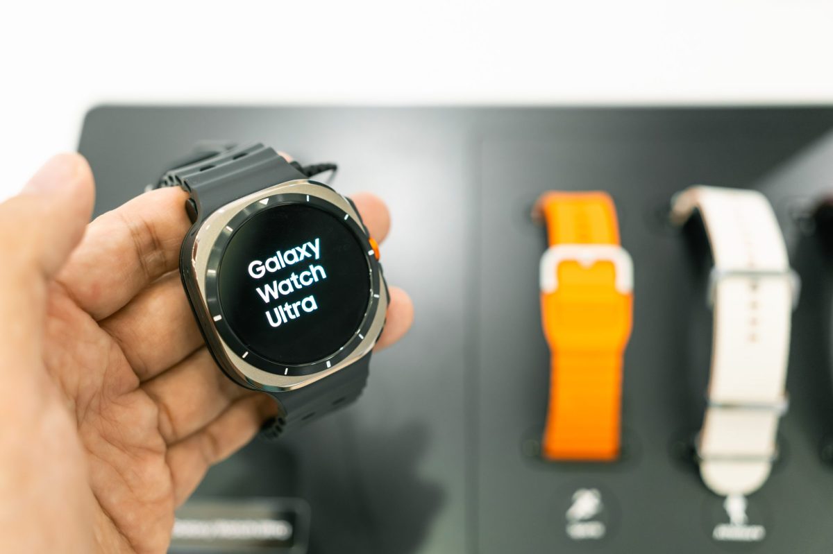 Hand hält Samsung Galaxy Watch7 Ultra.
