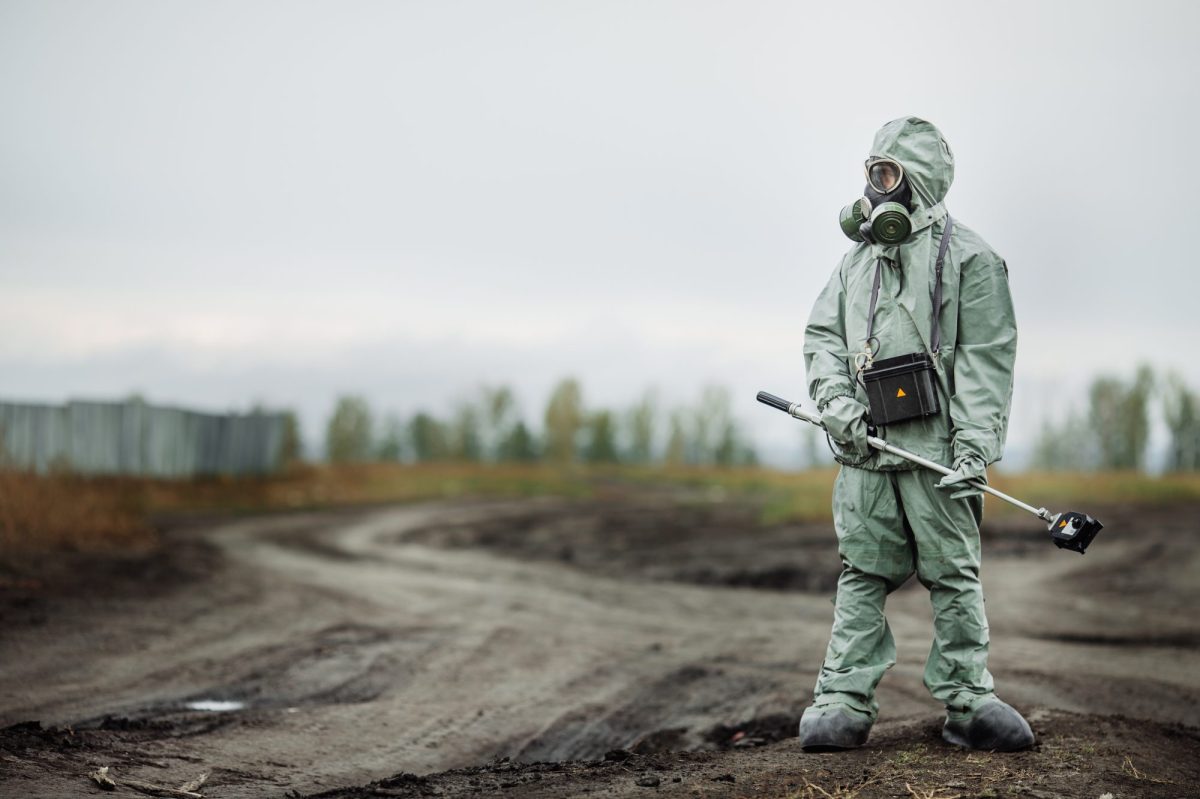 Person im Strahlenanzug steht auf ödem Gelände in Tschernobyl.