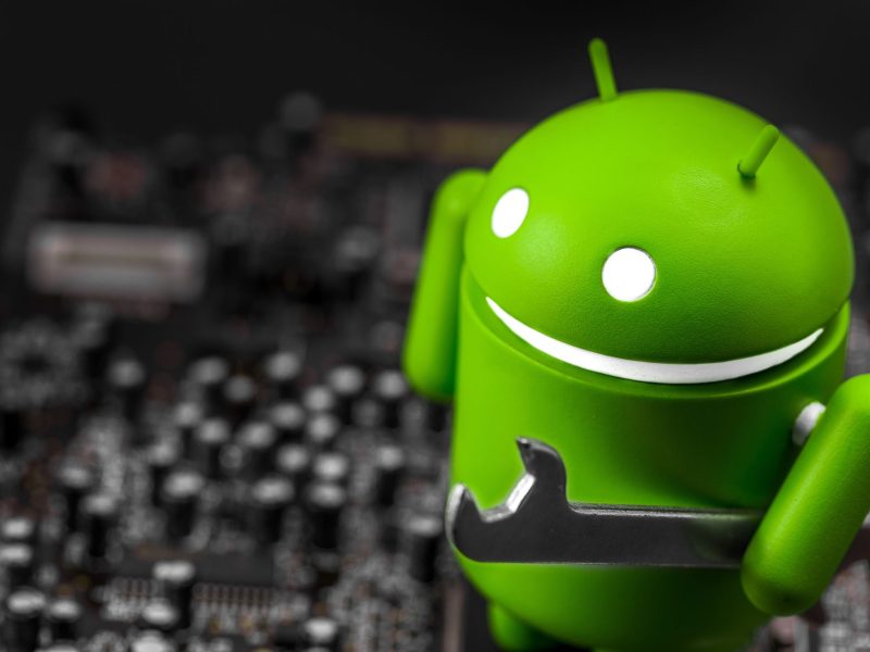 Android-Maskottchen hÃ¤lt einen SchraubenschlÃ¼ssel in der Hand.