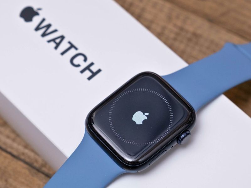 Apple Watch SE auf Verpackung