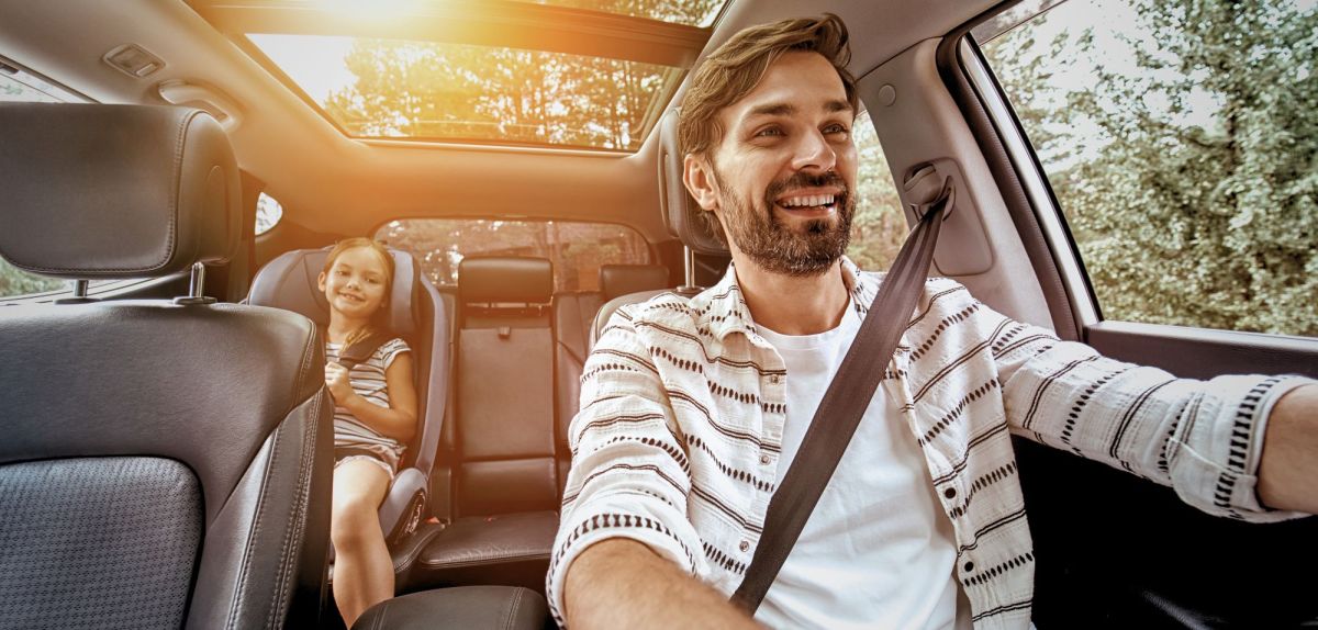 Vater mit Tochter im Auto