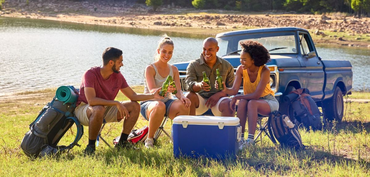 Freunde mit Camping-KÃ¼hlbox