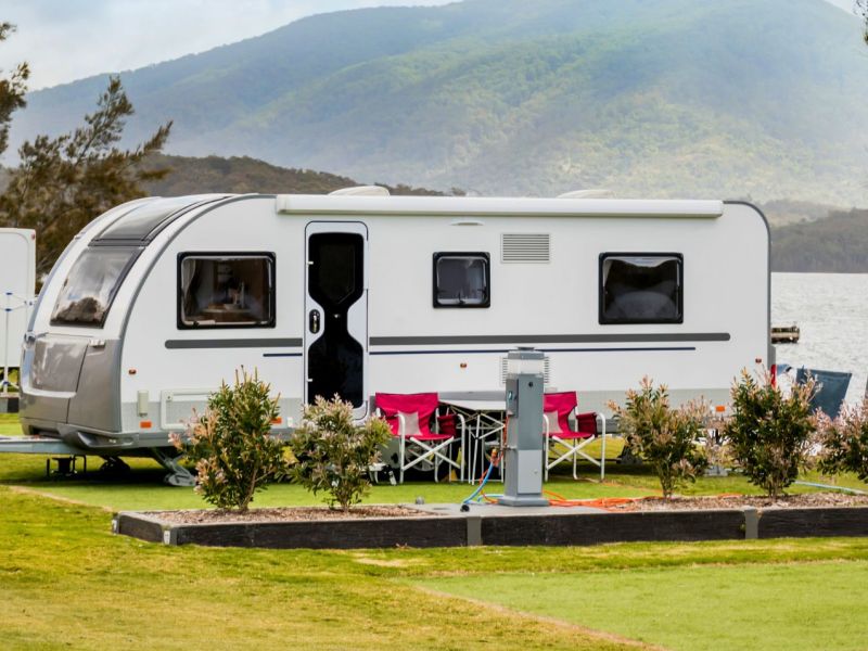 Wohnmobil auf Campingplatz.