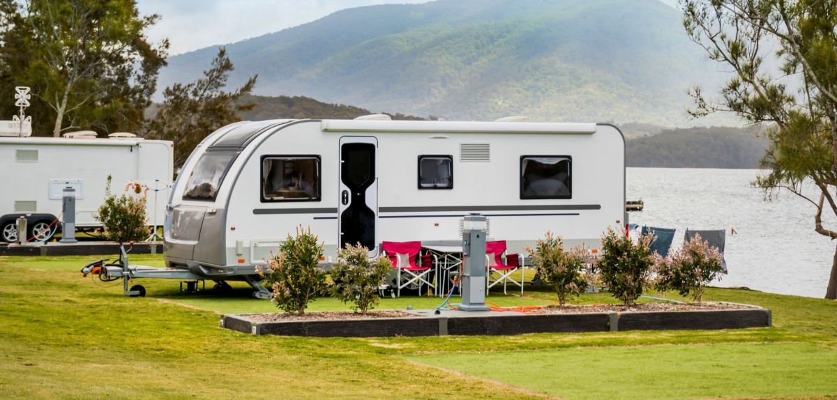 Wohnmobil auf Campingplatz.