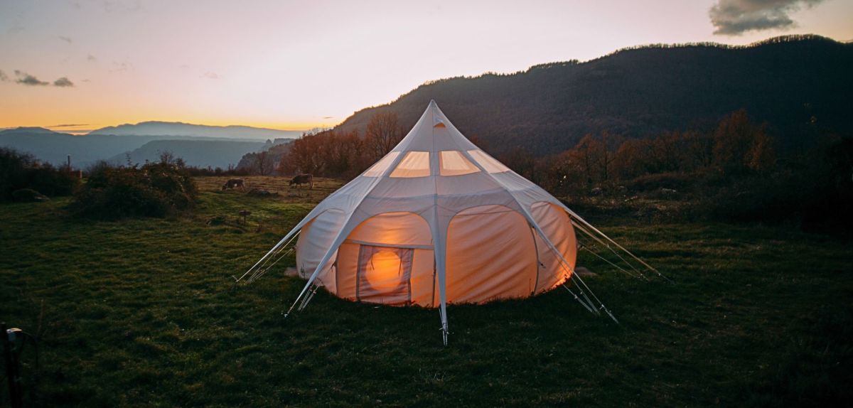 Großes Camping-Zelt auf einer Wiese