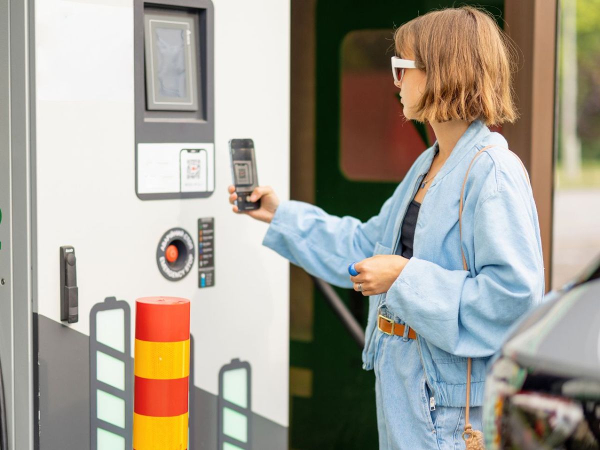 Frau lÃ¤dt Elektroauto dank QR-Code