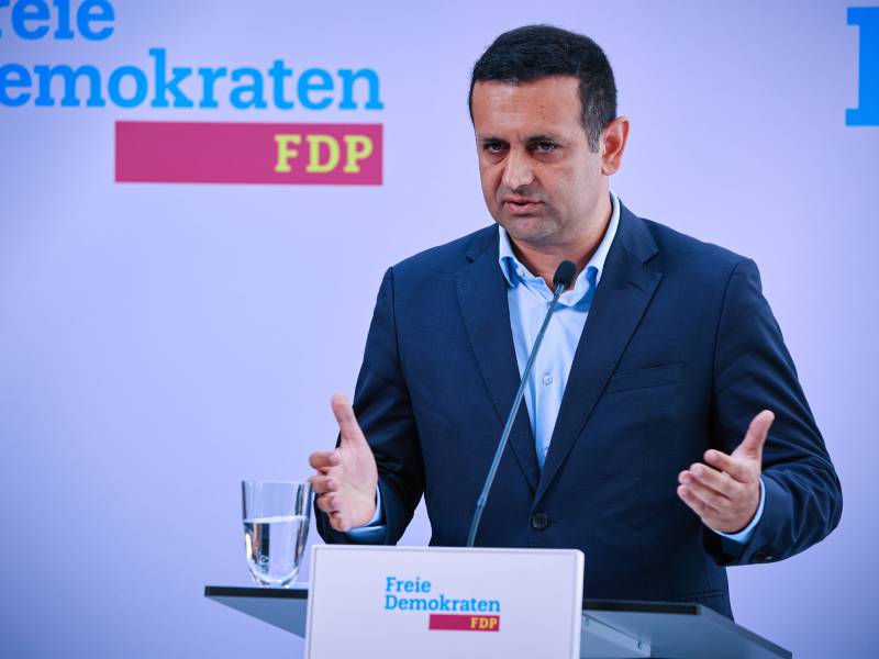 Pressekonferenz mit dem FDP-Generalsekretär Bijan Djir-Sarai MdB und dem FDP-Präsidiumsmitglied und Spitzenkandidaten zur Landtagswahl in Brandenburg Zyon Braun