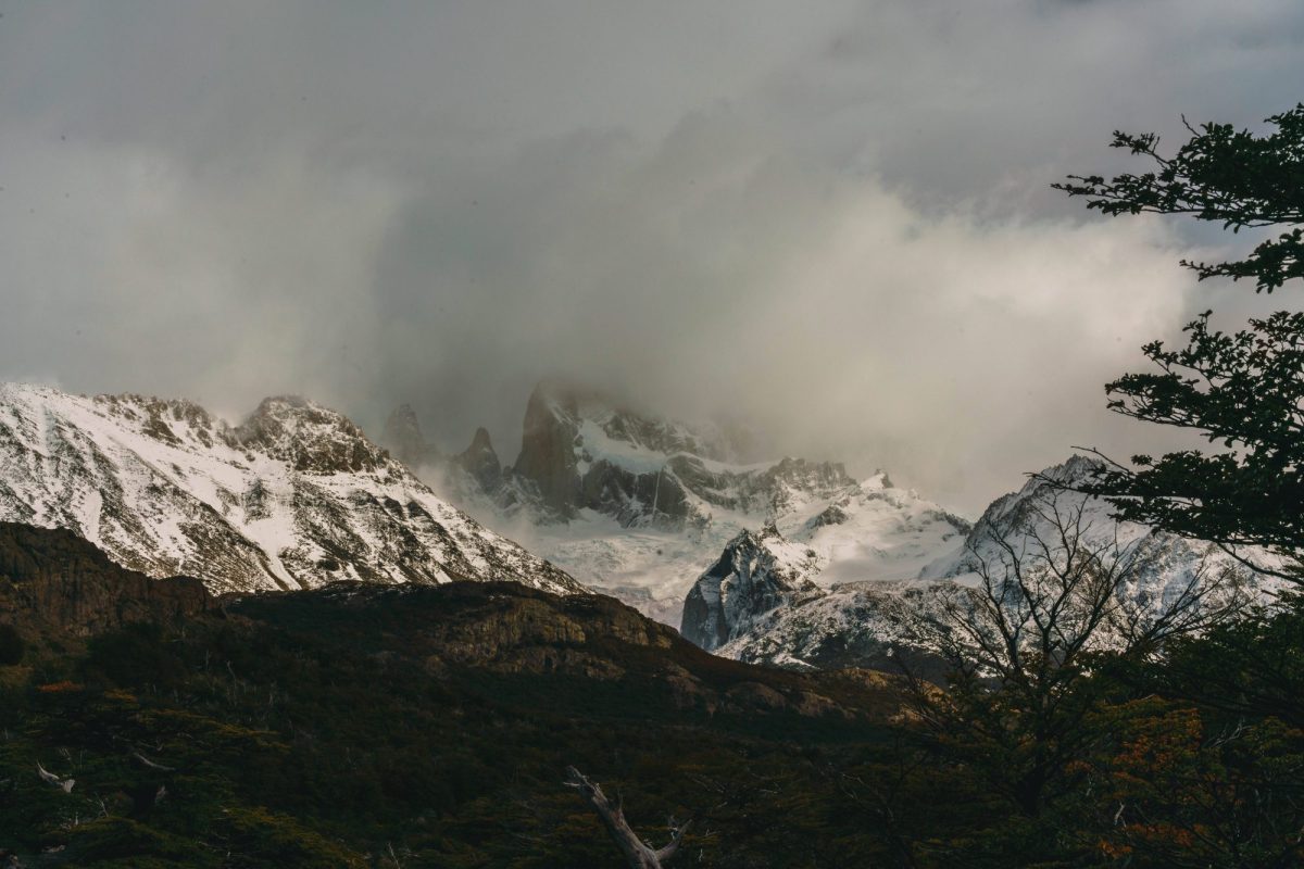 Die Berge sind mit Schnee bedeckt und der Himmel ist bewölkt El Chaltén, Provinz Santa Cruz, Argentinien