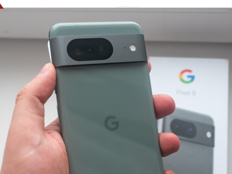 Eine Person hÃ¤lt ein Google Pixel 8 in der Hand,