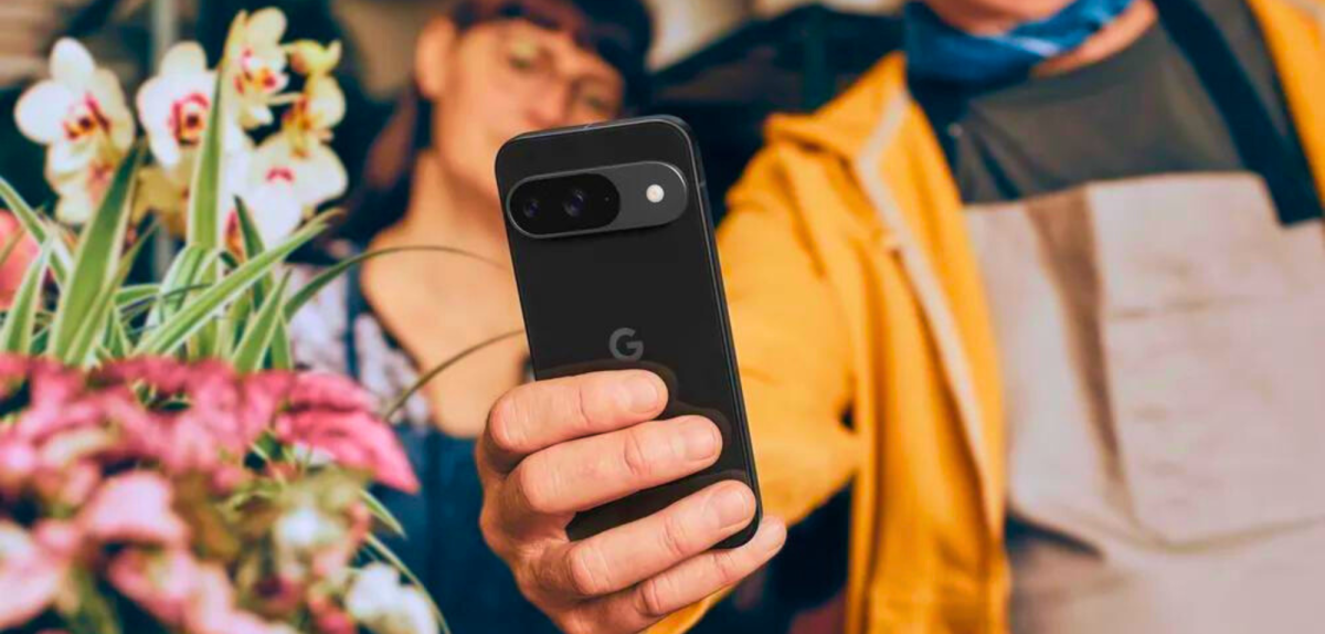 Person mit einem Google Pixel 9