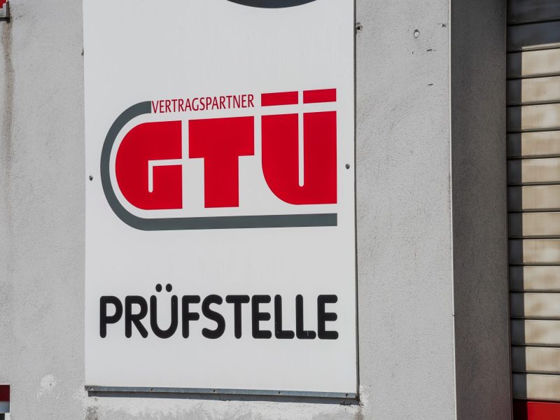 GTÃœ-Zeichen vor einer Garage.