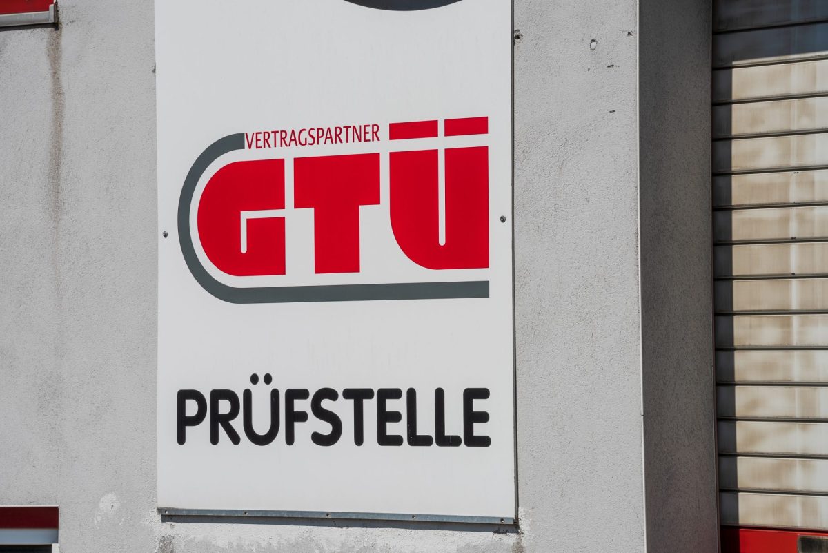 GTÃœ-Zeichen vor einer Garage.