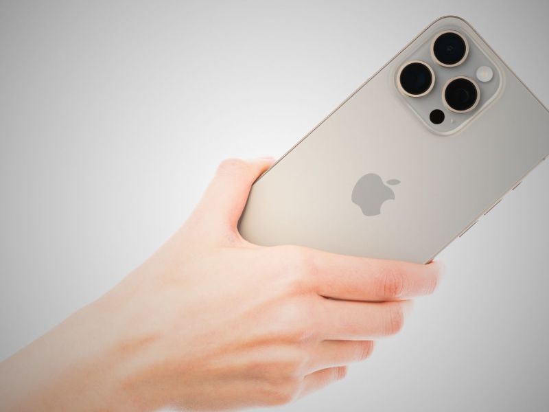 iPhone 15 in einer Hand