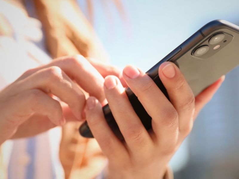 Frau hÃ¤lt iPhone 16 in der Hand.