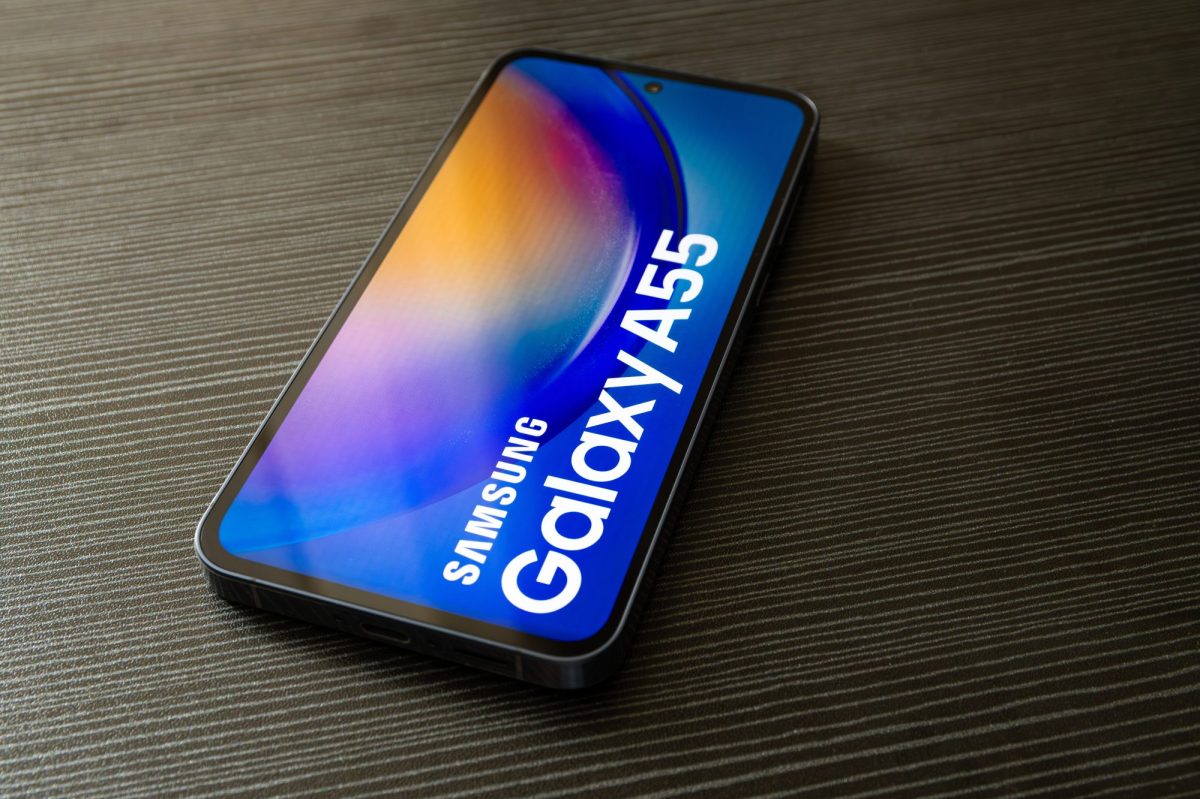 Samsung Galaxy A55 liegt auf einem dunklem Untergrund.