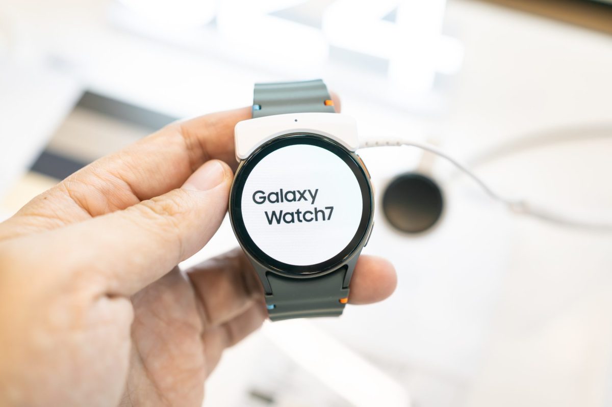 Eine Person hÃ¤lt die Samsung Galaxy Watch7 in der Hand.