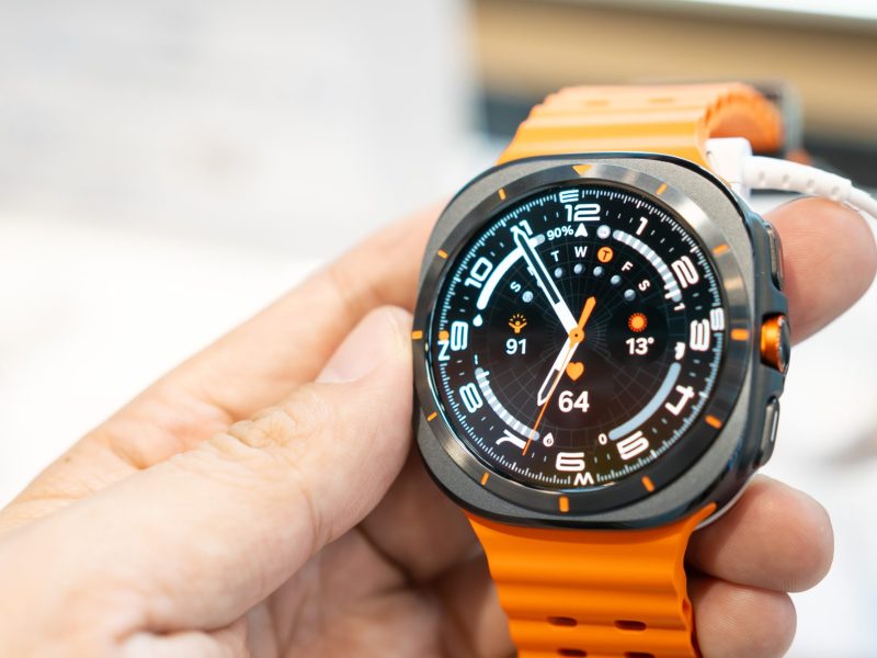 Eine Person hÃ¤lt die Samsung Galaxy Watch Ultra in der Hand.